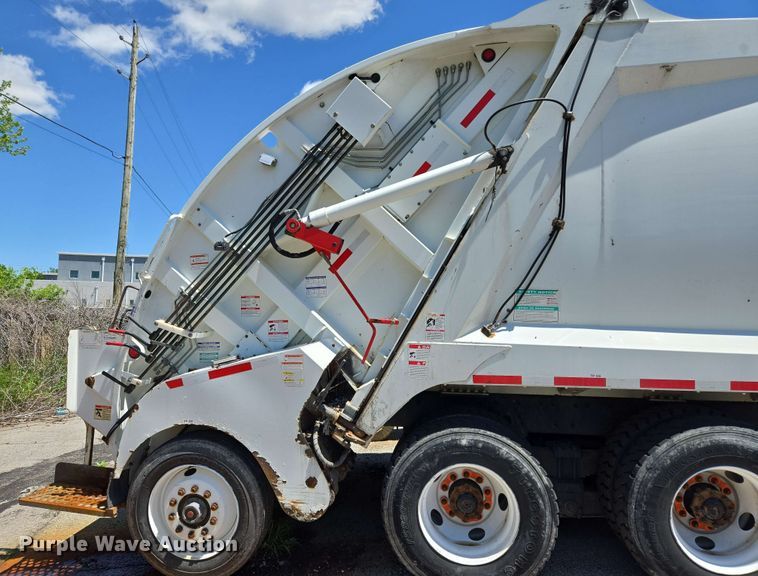 image for item EJ8714 2016 International 7400 refuse truck