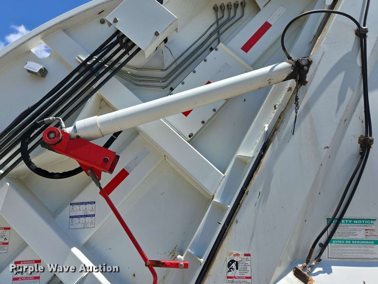 image for item EJ8714 2016 International 7400 refuse truck