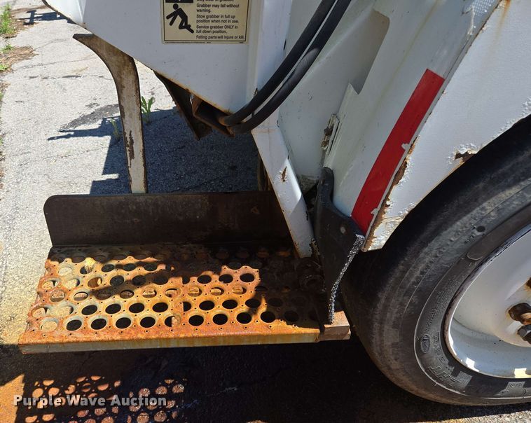 image for item EJ8714 2016 International 7400 refuse truck