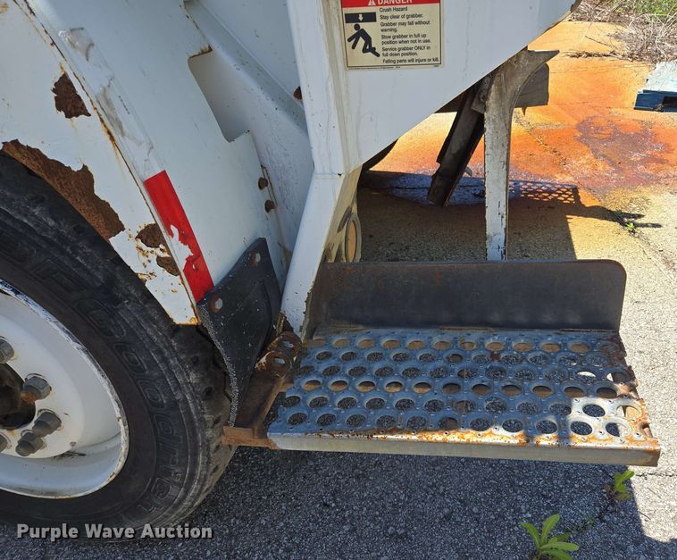 image for item EJ8714 2016 International 7400 refuse truck