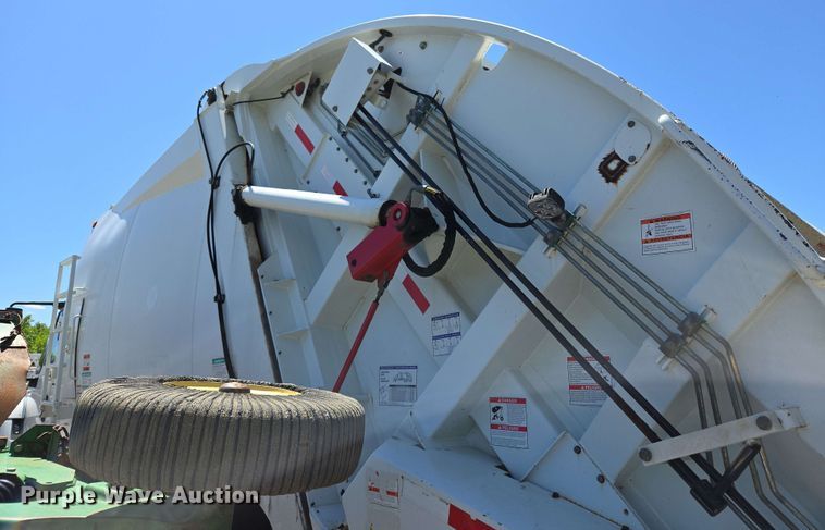 image for item EJ8714 2016 International 7400 refuse truck