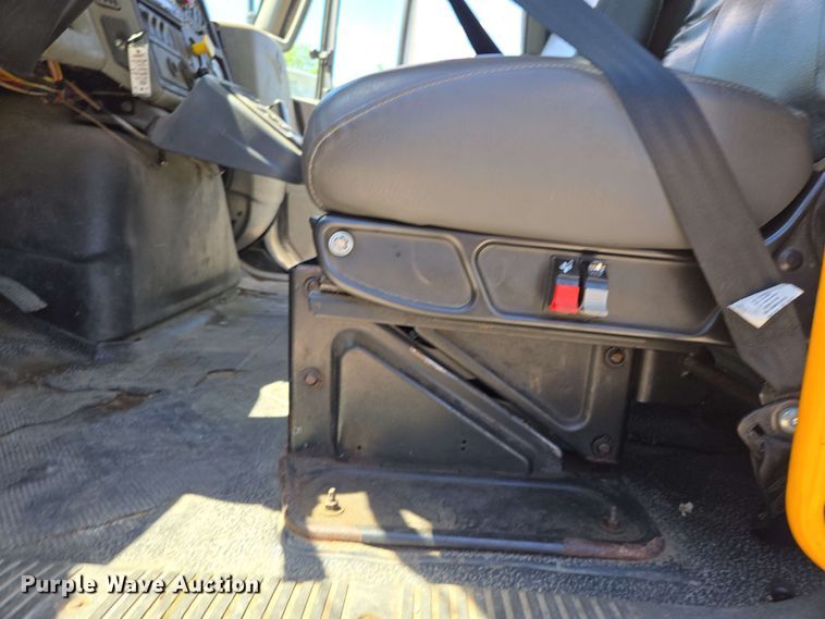 image for item EJ8714 2016 International 7400 refuse truck