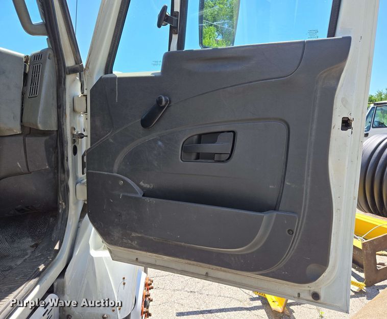 image for item EJ8714 2016 International 7400 refuse truck