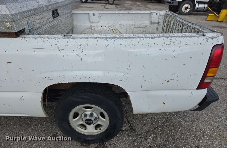 image for item EJ8715 2003 GMC Sierra 1500 pickup truck