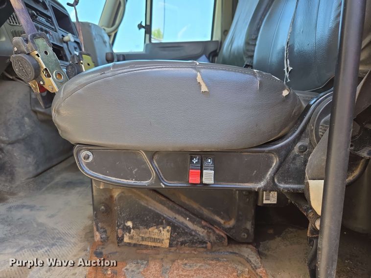 image for item EJ8717 2008 International 7400 dump truck