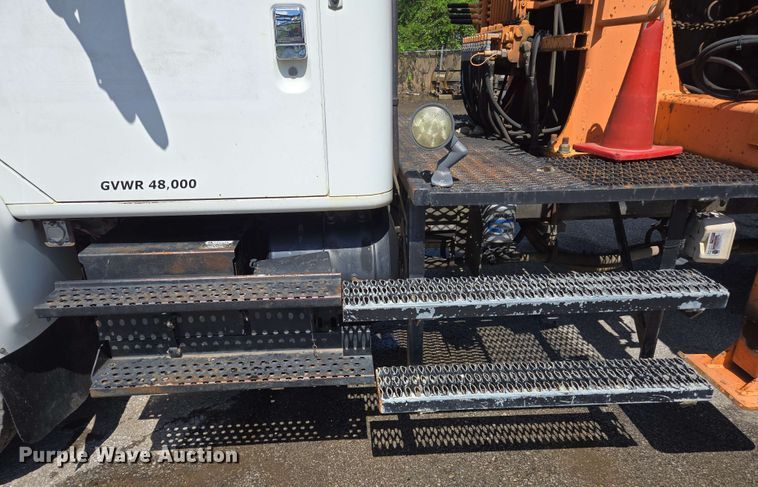 image for item EJ8723 2002 International 4900 grapple crane truck