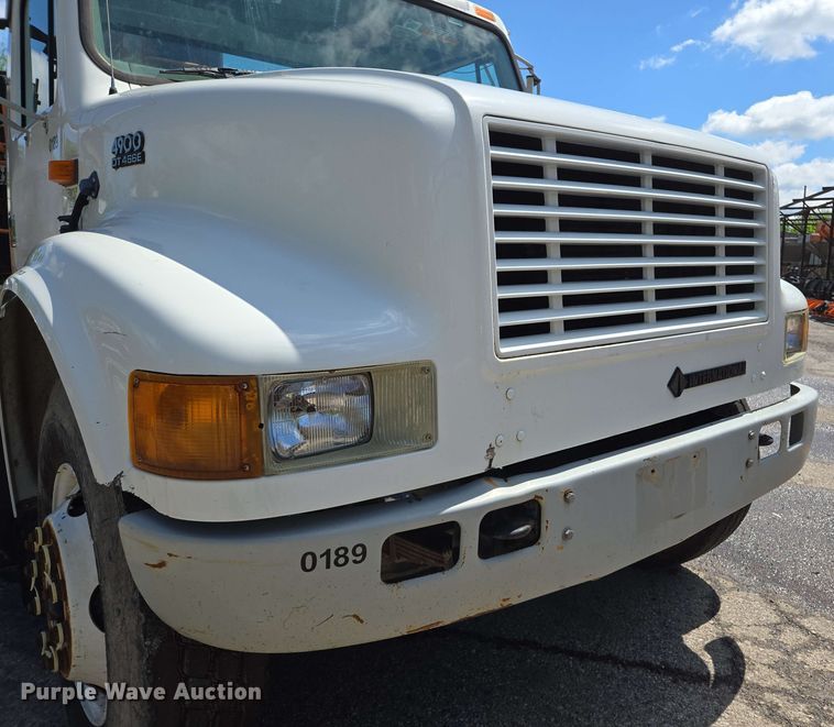 image for item EJ8723 2002 International 4900 grapple crane truck