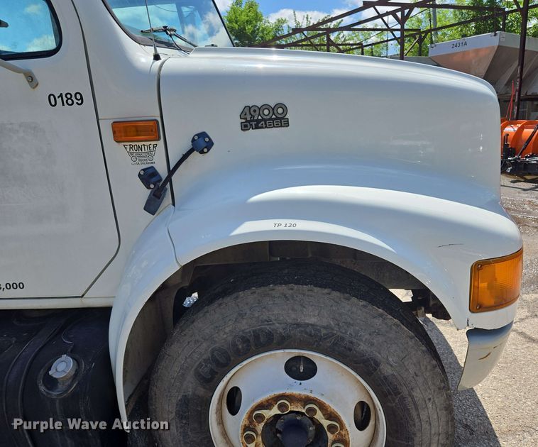 image for item EJ8723 2002 International 4900 grapple crane truck