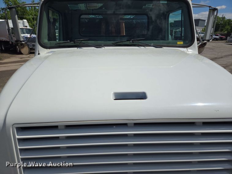 image for item EJ8723 2002 International 4900 grapple crane truck