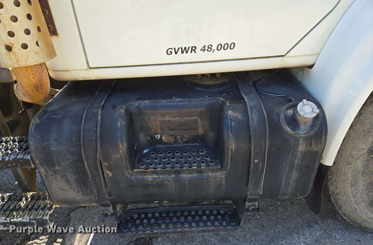 image for item EJ8723 2002 International 4900 grapple crane truck