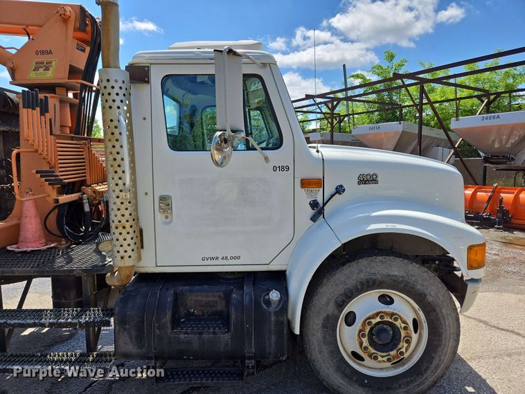 image for item EJ8723 2002 International 4900 grapple crane truck