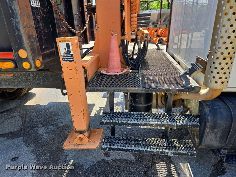 image for item EJ8723 2002 International 4900 grapple crane truck