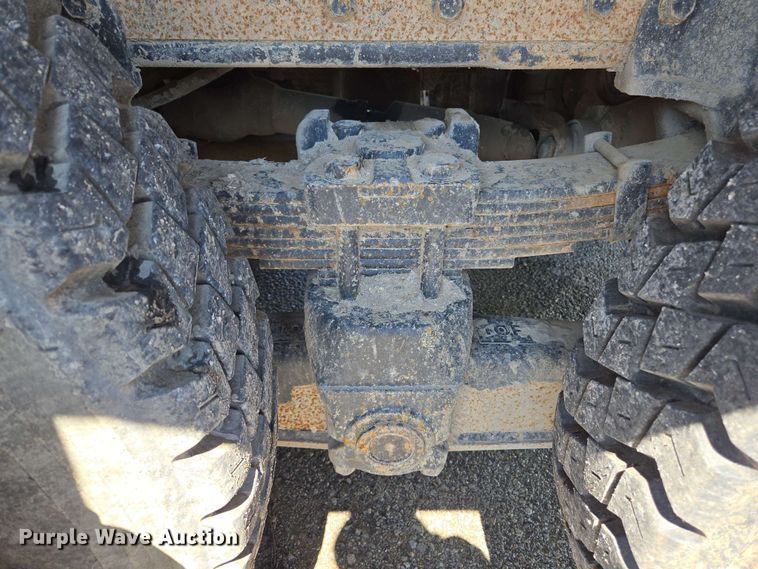 image for item EJ8723 2002 International 4900 grapple crane truck