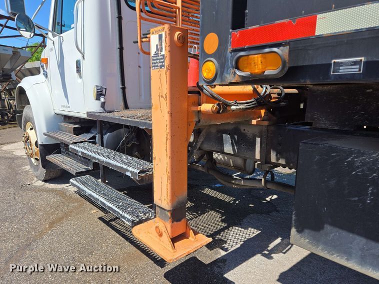 image for item EJ8723 2002 International 4900 grapple crane truck