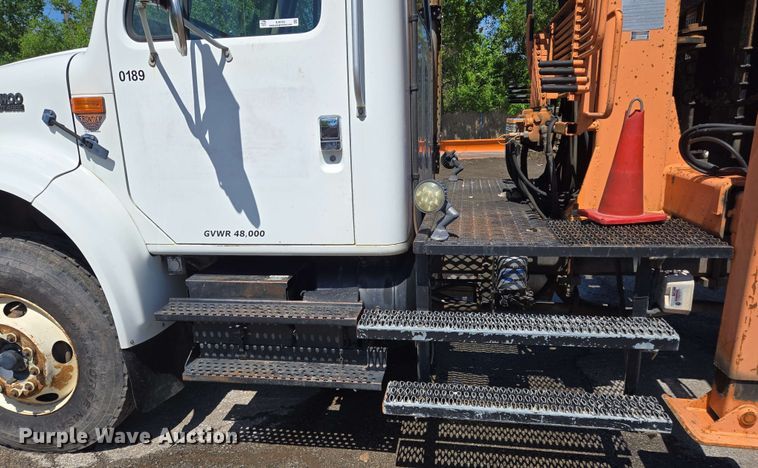 image for item EJ8723 2002 International 4900 grapple crane truck