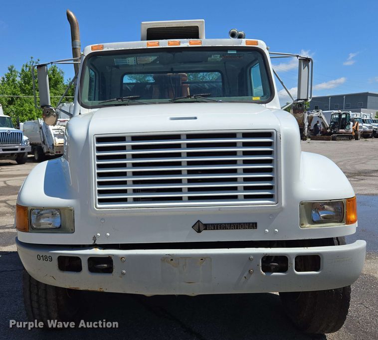 image for item EJ8723 2002 International 4900 grapple crane truck