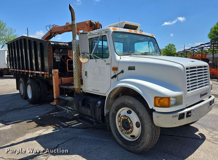 image for item EJ8723 2002 International 4900 grapple crane truck