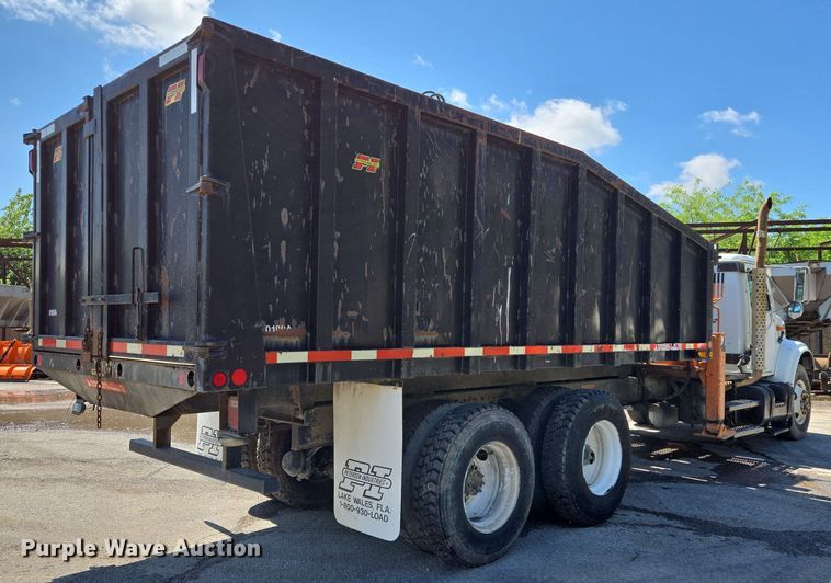 image for item EJ8723 2002 International 4900 grapple crane truck