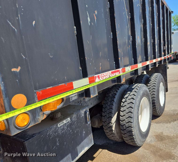 image for item EJ8723 2002 International 4900 grapple crane truck