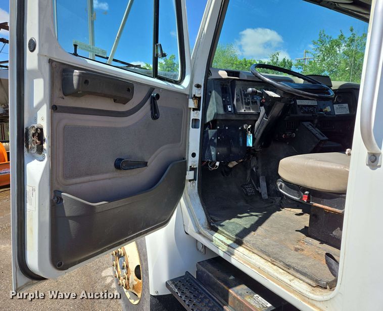 image for item EJ8723 2002 International 4900 grapple crane truck