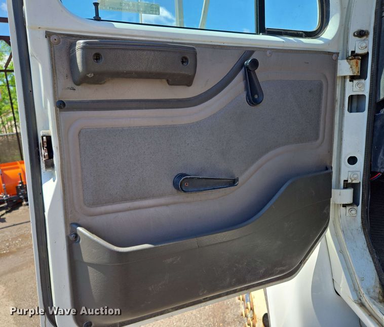 image for item EJ8723 2002 International 4900 grapple crane truck