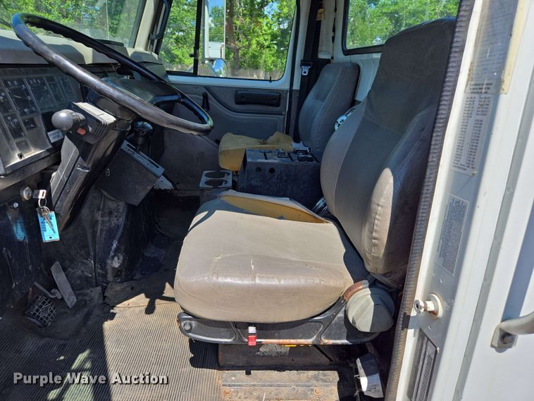 image for item EJ8723 2002 International 4900 grapple crane truck