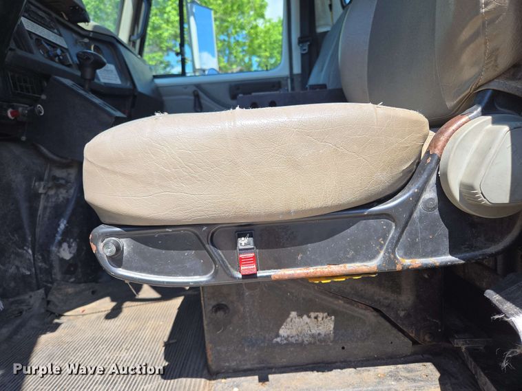 image for item EJ8723 2002 International 4900 grapple crane truck