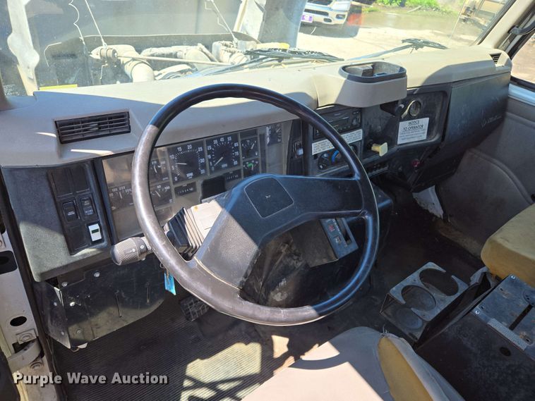 image for item EJ8723 2002 International 4900 grapple crane truck