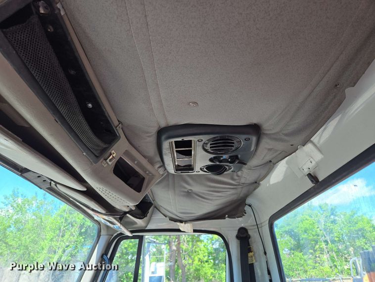 image for item EJ8723 2002 International 4900 grapple crane truck