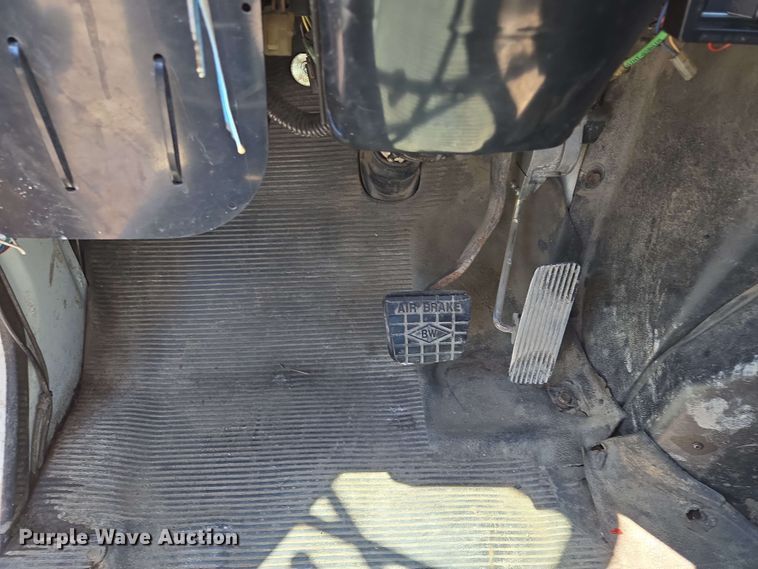 image for item EJ8723 2002 International 4900 grapple crane truck