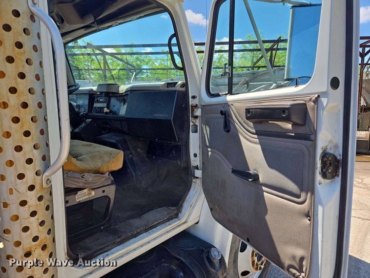 image for item EJ8723 2002 International 4900 grapple crane truck