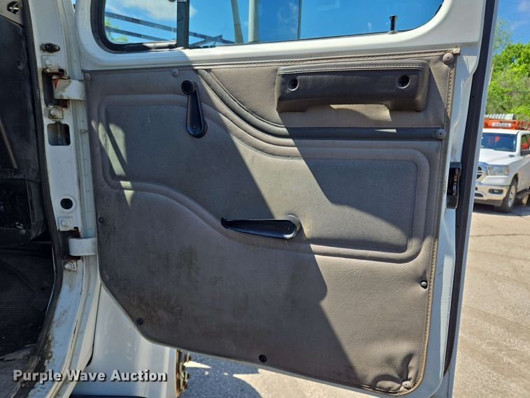 image for item EJ8723 2002 International 4900 grapple crane truck