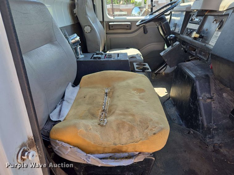 image for item EJ8723 2002 International 4900 grapple crane truck