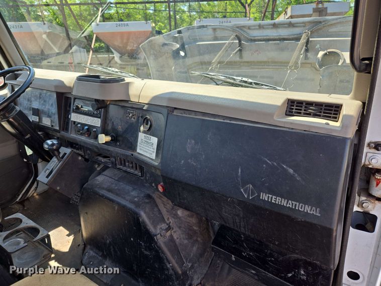 image for item EJ8723 2002 International 4900 grapple crane truck