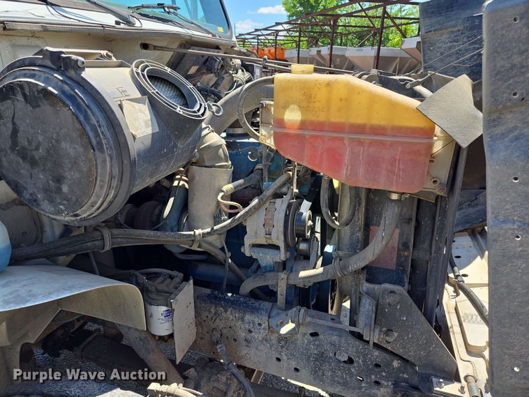 image for item EJ8723 2002 International 4900 grapple crane truck