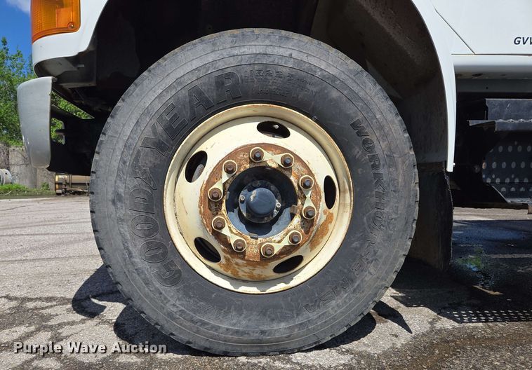 image for item EJ8723 2002 International 4900 grapple crane truck