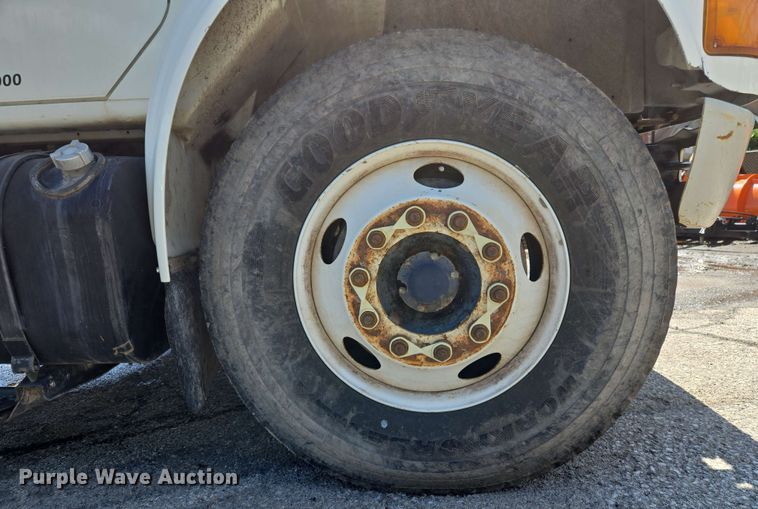 image for item EJ8723 2002 International 4900 grapple crane truck