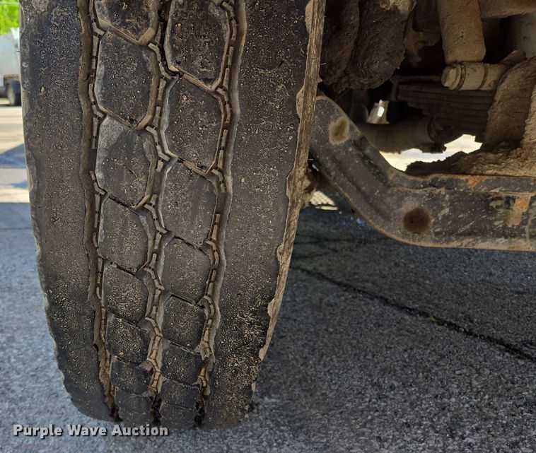 image for item EJ8723 2002 International 4900 grapple crane truck