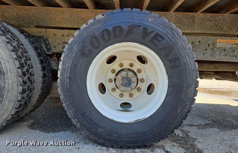 image for item EJ8723 2002 International 4900 grapple crane truck