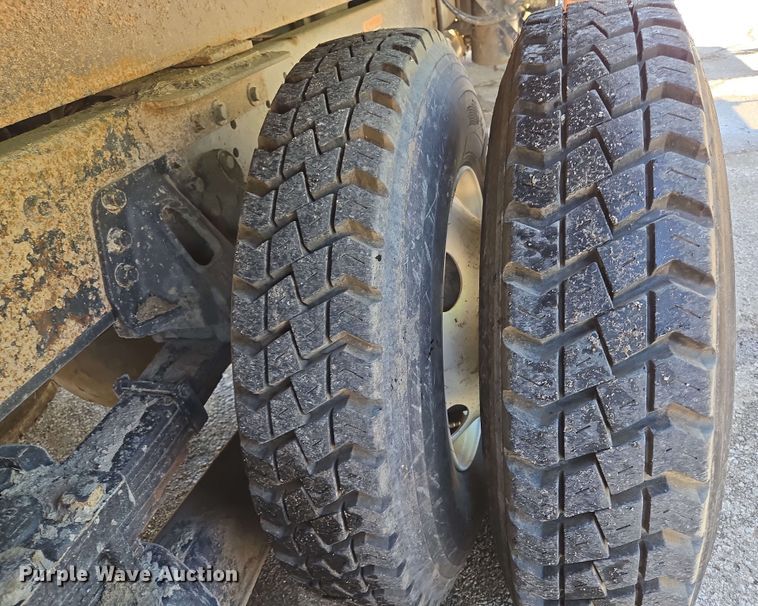 image for item EJ8723 2002 International 4900 grapple crane truck