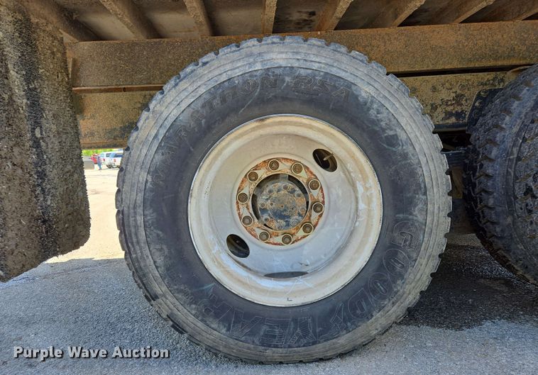 image for item EJ8723 2002 International 4900 grapple crane truck