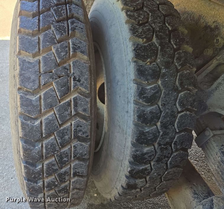 image for item EJ8723 2002 International 4900 grapple crane truck