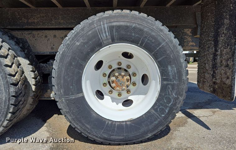 image for item EJ8723 2002 International 4900 grapple crane truck