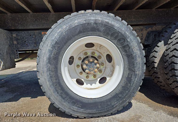 image for item EJ8723 2002 International 4900 grapple crane truck