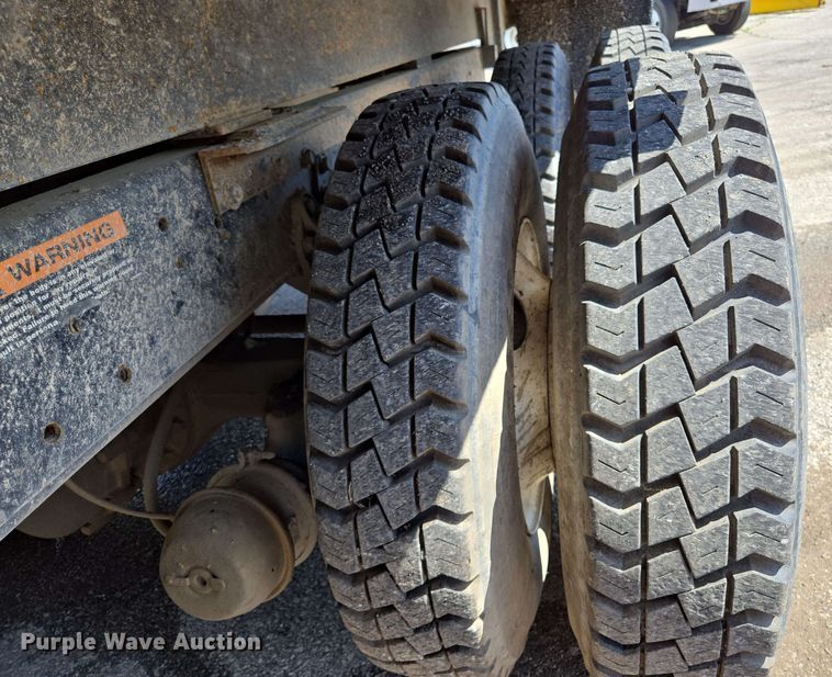 image for item EJ8723 2002 International 4900 grapple crane truck