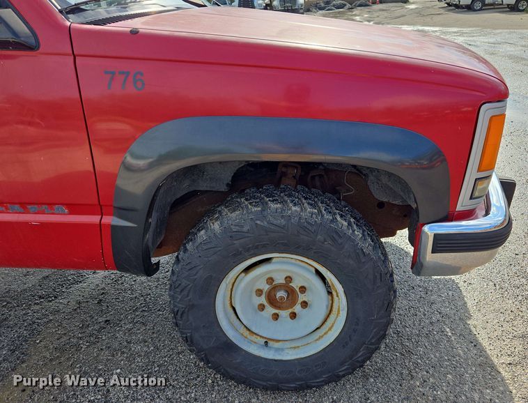 image for item EJ8724 1988 Chevrolet K3500 pickup truck