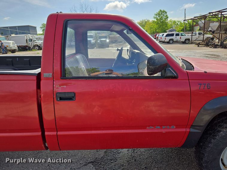 image for item EJ8724 1988 Chevrolet K3500 pickup truck