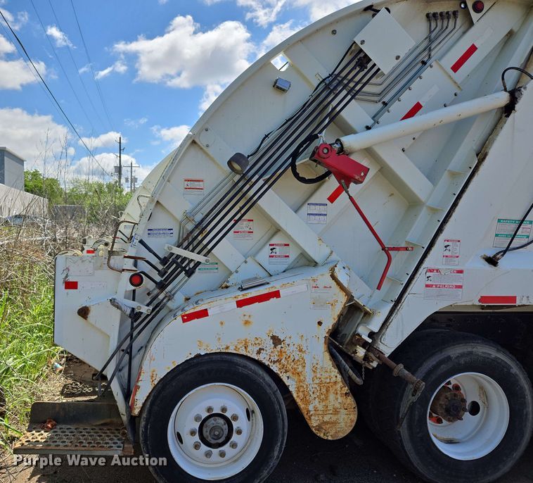 image for item EJ8730 2016 International 7400 refuse truck