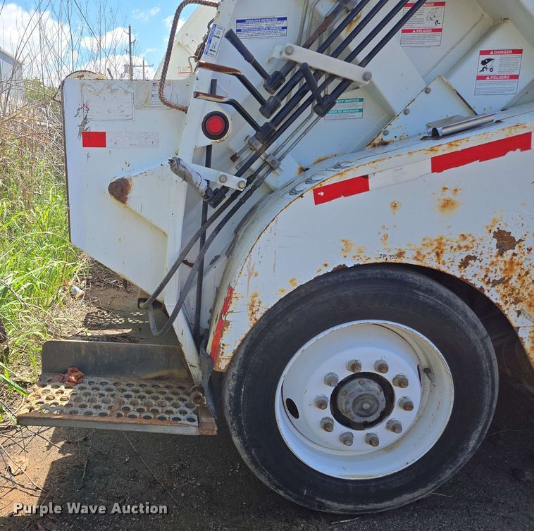 image for item EJ8730 2016 International 7400 refuse truck