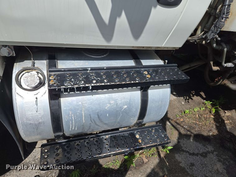 image for item EJ8730 2016 International 7400 refuse truck